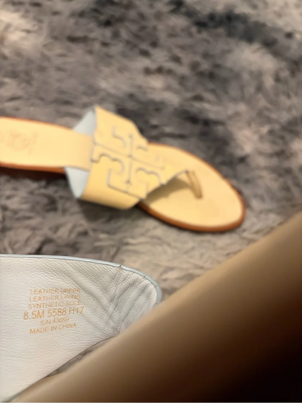Tory Burch Miller Sandals 8.5 M Yellow Cream Leather Light Blue Trim Thong Flat